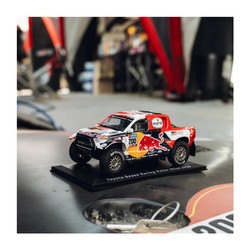 Toyota Gazoo Racing 1:24 Modellauto Dakar Meister HILUX T1+